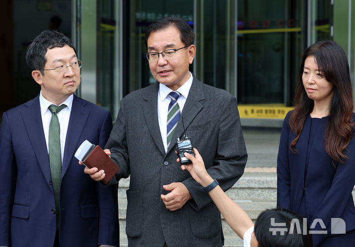 [과천=뉴시스] 이영환 기자 = 순직 해병 수사 외압 의혹 사건을 맡은 이명현 특별검사가 24일 오후 경기 과천시 고위공직자범죄수사처(공수처)에서 오동운 공수처장과의 면담을 마친 후 취재진의 질문에 답하고 있다. 2025.06.24. 20hwan@newsis.com