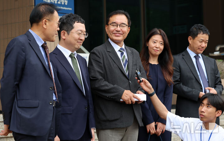 [과천=뉴시스] 이영환 기자 = 순직 해병 수사 외압 의혹 사건을 맡은 이명현 특별검사가 24일 오후 경기 과천시 고위공직자범죄수사처(공수처)에서 오동운 공수처장과의 면담을 마친 후 취재진의 질문에 답하고 있다. 2025.06.24. 20hwan@newsis.com