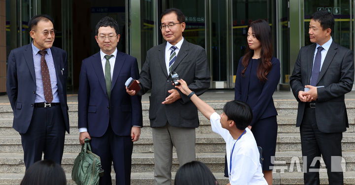 [과천=뉴시스] 이영환 기자 = 순직 해병 수사 외압 의혹 사건을 맡은 이명현 특별검사가 24일 오후 경기 과천시 고위공직자범죄수사처(공수처)에서 오동운 공수처장과의 면담을 마친 후 취재진의 질문에 답하고 있다. 2025.06.24. 20hwan@newsis.com