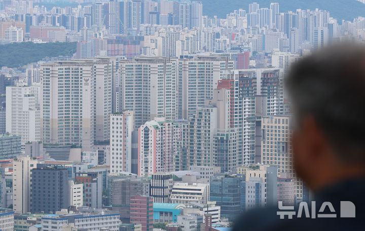 [서울=뉴시스] 권창회 기자 = 지난달 24일 서울 중구 남산에서 바라본 아파트단지의 모습. 2025.07.15. kch0523@newsis.com