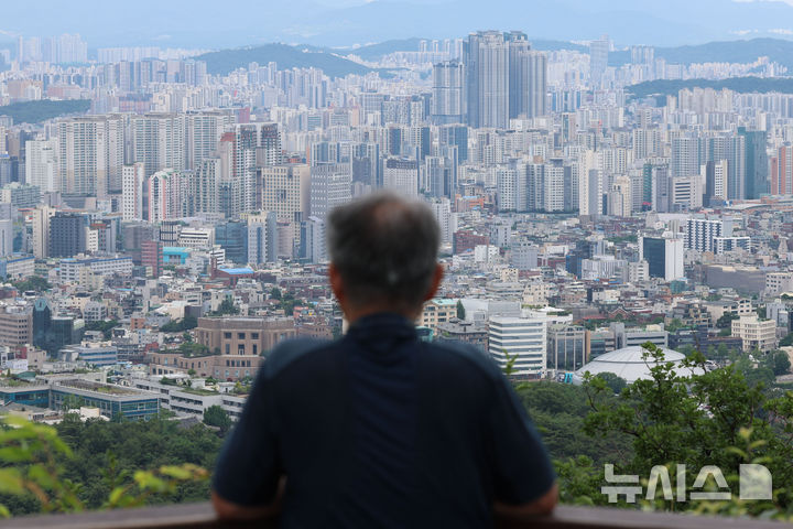 집값 상승 우려 속 한국은행, 가계대출 리스크 관리 강화 및 정책금융 보완책 검토