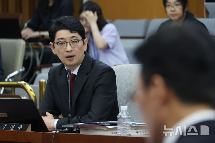 [서울=뉴시스] 고승민 기자 = 주진우 국민의힘 의원이 지난 24일 서울 여의도 국회에서 열린 김민석 국무총리 후보자 인사청문회에서 김 후보자에게 질의하고 있다. 2025.06.24. kkssmm99@newsis.com
