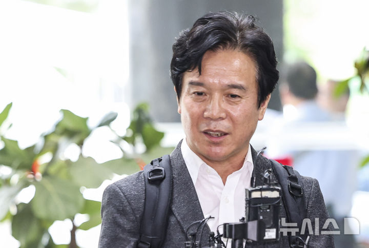 [서울=뉴시스] 김선웅 기자 = 김영훈 고용노동부 장관 후보자가 지난 24일 서울 중구 서울지방고용노동청에 마련된 인사청문회 준비 사무실로 출근하며 취재진의 질문에 답하고 있다. 2025.06.24. mangusta@newsis.com