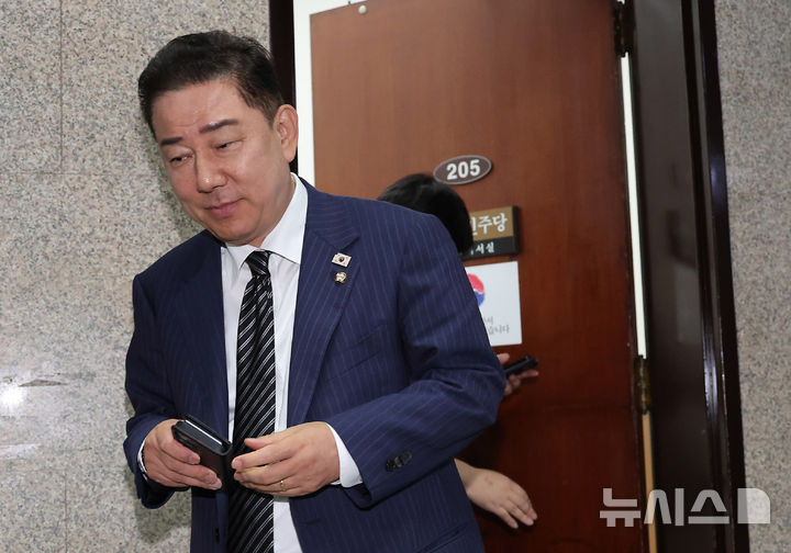 [서울=뉴시스] 김명년 기자 = 김병기 더불어민주당 대표 직무대행 겸 원내대표가 24일 오후 서울 여의도 국회에서 열린 더불어민주당 중동발 위기 관련 긴급 안보 점검 회의를 마치고 이동하고 있다. 2025.06.24. kmn@newsis.com