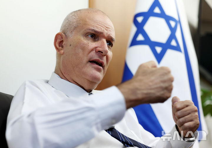 [서울=뉴시스] 홍효식 기자 = 라파엘 하르파즈 주한 이스라엘 대사가 24일 서울 종로구 주한 이스라엘 대사관에서 뉴시스와 인터뷰하고 있다. 하르파즈 대사는 이스라엘군이 괄목할 만한 성과를 보여줬다며, 이란이 상당한 타격을 입었다고 평가했다.2025.06.24. yespphoto@newsis.com