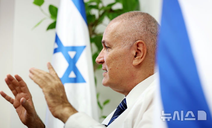 [서울=뉴시스] 홍효식 기자 = 라파엘 하르파즈 주한 이스라엘 대사가 24일 서울 종로구 주한 이스라엘 대사관에서 뉴시스와 인터뷰하고 있다. 2025.06.24. yespphoto@newsis.com