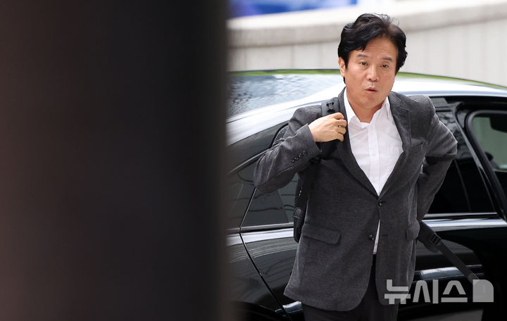 [서울=뉴시스] 김선웅 기자 = 김영훈 고용노동부 장관 후보자가 지난달 24일 서울 중구 서울지방고용노동청에 마련된 인사청문회 준비 사무실로 출근하고 있다. 2025.06.24. mangusta@newsis.com