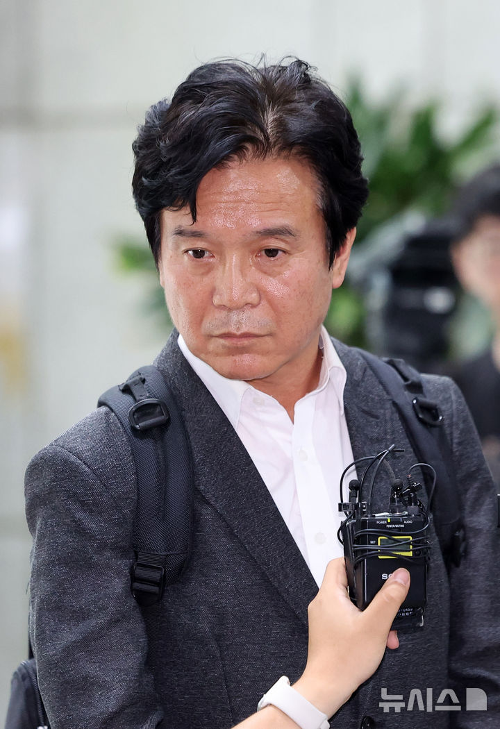 [서울=뉴시스] 김선웅 기자 = 김영훈 고용노동부 장관 후보자가 24일 서울 중구 서울지방고용노동청에 마련된 인사청문회 준비 사무실로 출근하며 취재진과 질의응답을 하고 있다. 2025.06.24. mangusta@newsis.com