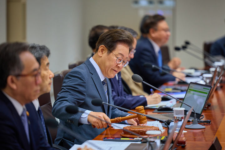 [서울=뉴시스] 이재명 대통령이 24일 서울 용산 대통령실 청사에서 열린 국무회의에서 의사봉을 두드리고 있다. (사진=대통령실 제공) 2025.06.24. photo@newsis.com *재판매 및 DB 금지
