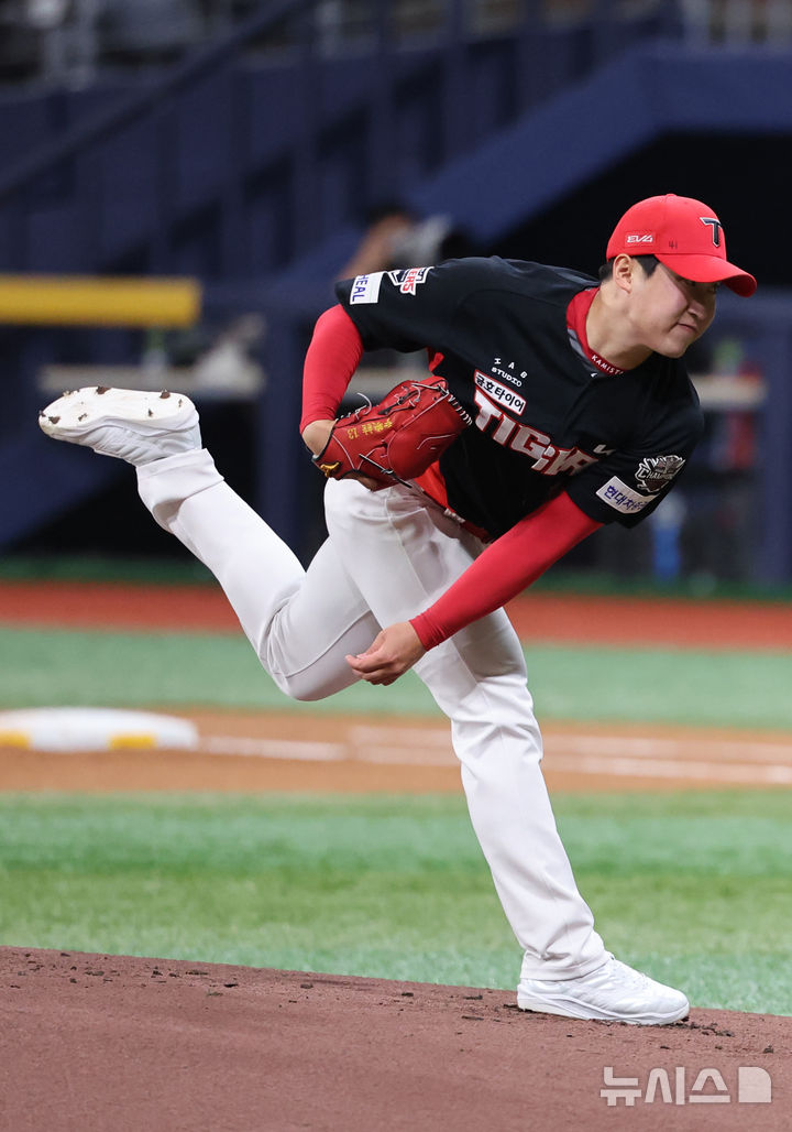 [서울=뉴시스] 배훈식 기자 = 24일 오후 서울 구로구 고척스카이돔에서 열린 2025 신한 쏠뱅크 KBO리그 키움 히어로즈와 기아 타이거즈의 경기, 1회말 기아 선발 윤영철이 공을 뿌리고 있다. 2025.06.24. dahora83@newsis.com