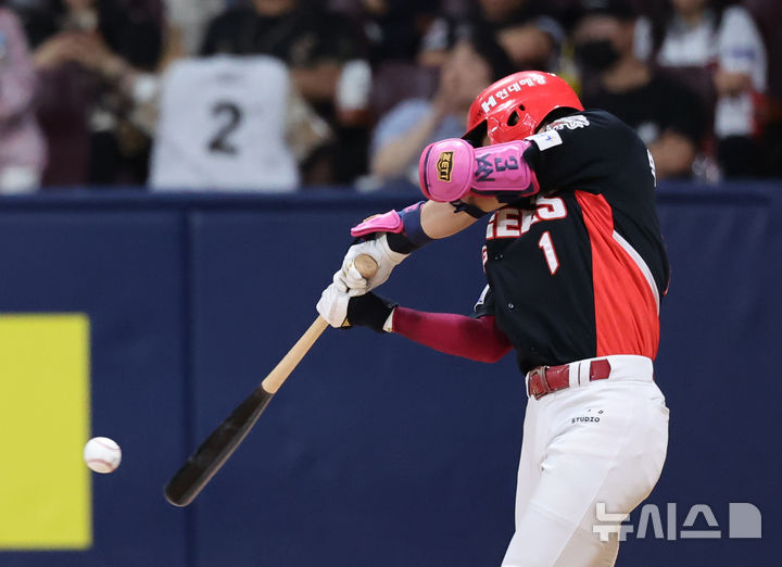 [서울=뉴시스] 배훈식 기자 = 24일 오후 서울 구로구 고척스카이돔에서 열린 2025 신한 쏠뱅크 KBO리그 키움 히어로즈와 기아 타이거즈의 경기, 3회초 기아 선두타자 박찬호가 안타를 치고 있다. 2025.06.24. dahora83@newsis.com
