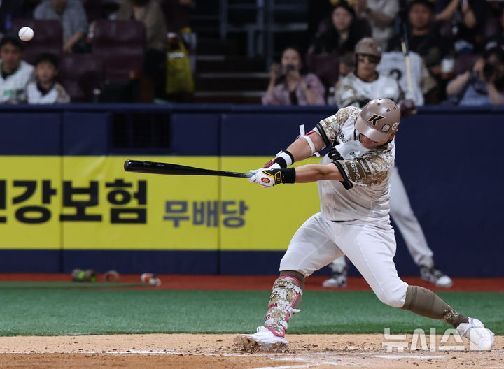 [서울=뉴시스] 배훈식 기자 = 24일 오후 서울 구로구 고척스카이돔에서 열린 2025 신한 쏠뱅크 KBO리그 키움 히어로즈와 기아 타이거즈의 경기, 3회말 1사 만루 상황에서 키움 최주환이 2타점 동점 적시타를 날리고 있다. 2025.06.24. dahora83@newsis.com