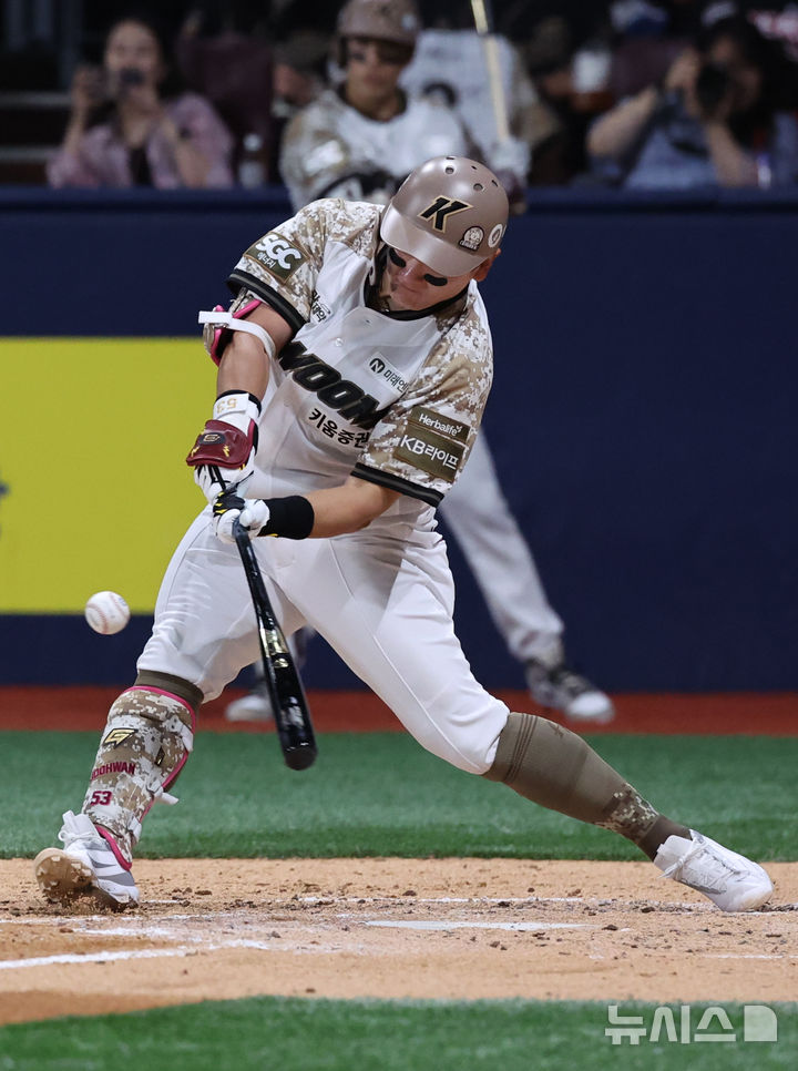 [서울=뉴시스] 배훈식 기자 = 24일 오후 서울 구로구 고척스카이돔에서 열린 2025 신한 쏠뱅크 KBO리그 키움 히어로즈와 기아 타이거즈의 경기, 3회말 1사 만루 상황에서 키움 최주환이 2타점 동점 적시타를 날리고 있다. 2025.06.24. dahora83@newsis.com