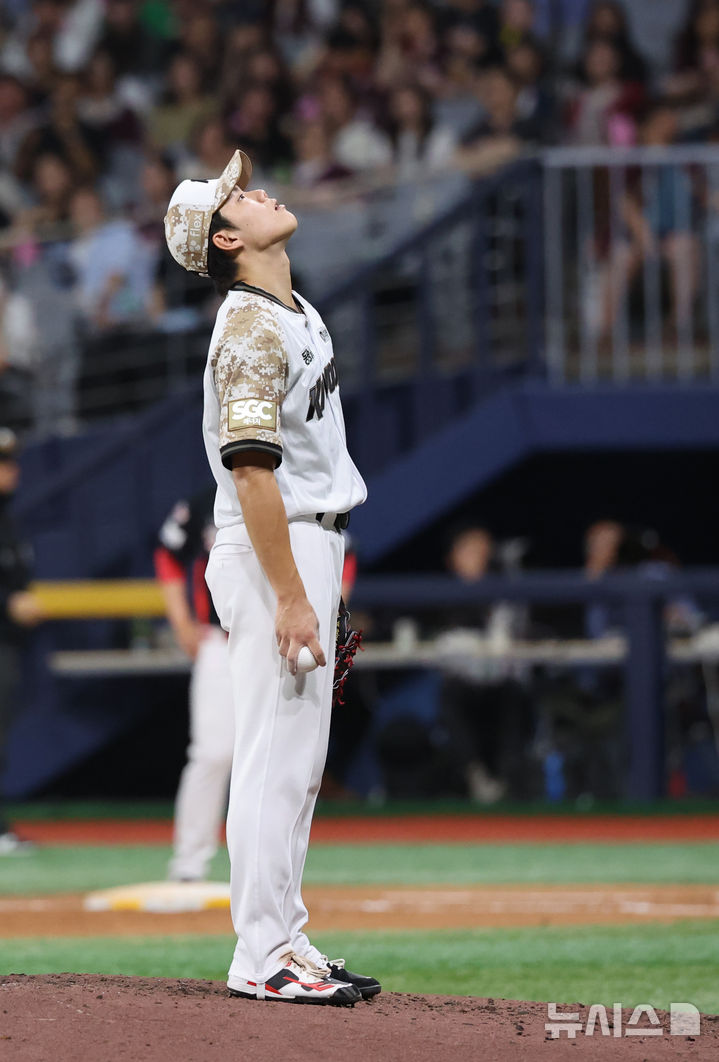 [서울=뉴시스] 배훈식 기자 = 24일 오후 서울 구로구 고척스카이돔에서 열린 2025 신한 쏠뱅크 KBO리그 키움 히어로즈와 기아 타이거즈의 경기, 5회초 6-4로 앞서며 승리 투수 요건에 1이닝만 남긴 상황에서 무사 만루 위기에 몰린 키움 선발 김윤하가 구장 천장을 보며 탄식하고 있다.. 2025.06.24. dahora83@newsis.com