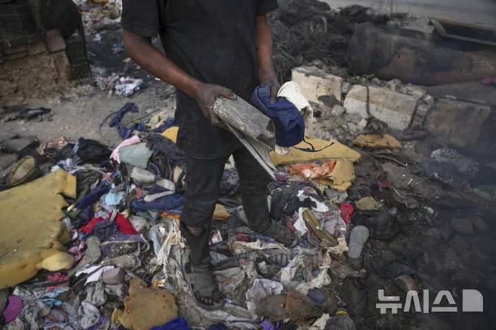 <font style="vertical-align: inherit;"><font style="vertical-align: inherit;">[가자시티=AP/뉴시스] 지난 22일(현지 시간) 가자지구 가자시티 남쪽 시로드에서 팔레스타인 청년이 연료 추출용 플라스틱을 모으고 있다. 팔레스타인 청년들은 플라스틱 폐기물을 금속 드럼에 넣고 가열해 만든 연료를 병에 담아 판매하며, 이는 현지에서 발전기나 이동용 연료로 사용된다. 유독한 연기와 불길에 노출되는 고된 작업이지만, 이들에게는 가족의 생계를 이어가는 거의 유일한 수단이다. 2025.06.25.</font></font>