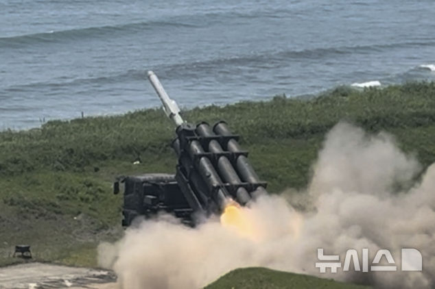 [홋카이도=AP/뉴시스]6월24일 일본 홋카이도 시즈나이 대공 사격장에서 일본 육상자위대가 88식 지대함 단거리 미사일을 시험 발사하고 있다. 다른 나라의 기지 등을 공격하는 '반격 능력'으로서도 사용할 장거리 미사일이 구마모토(熊本)시와 시즈오카(静岡)현의 육상자위대 주둔지에 배치될 것이라고 일본 방위성이 29일 발표했다고 NHK가 보도했다. '반격 능력'으로 사용될 미사일을 함정이 아니라 육지에 배치한다고 발표한 것은 처음이다. 2025.08.29.