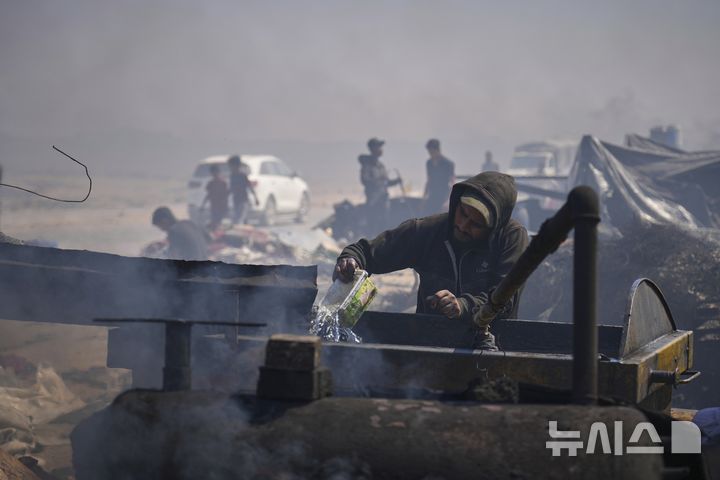 <font style="vertical-align: inherit;"><font style="vertical-align: inherit;">[가자시티=AP/뉴시스] 6월22일 가자지구 가자시티 남쪽 시로드에서 팔레스타인인이 플라스틱에서 추출한 연료를 식히기 위해 물을 사용하고 있다. 팔레스타인 청년들은 플라스틱 폐기물을 금속 드럼에 넣고 가열해 만든 연료를 병에 담아 판매하며, 이는 현지에서 발전기나 이동용 연료로 사용된다. 유독한 연기와 불길에 노출되는 고된 작업이지만, 이들에게는 가족의 생계를 이어가는 거의 유일한 수단이다. 2025.06.26.</font></font>