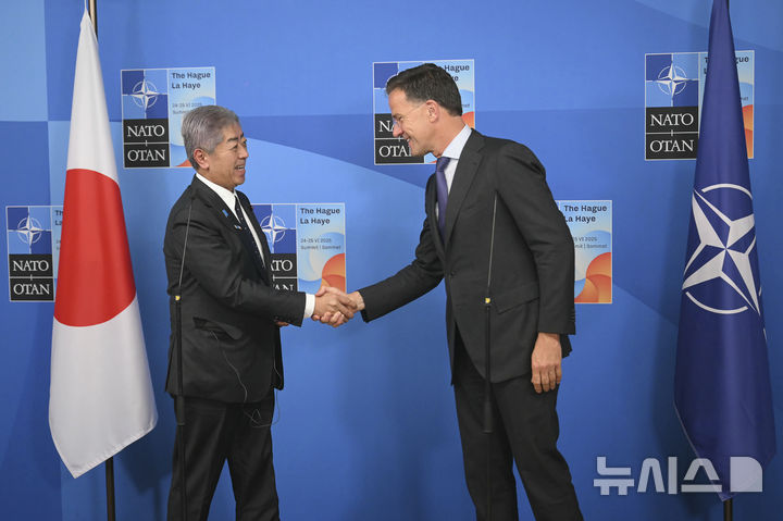 [서울=AP/뉴시스] 마르크 뤼터 북대서양조약기구(나토·NATO) 사무총장(오른쪽)이 24일(현지 시간) 네덜란드 헤이그에서 열린 나토 정상회의에서 이와야 다케시 일본 외무상(왼쪽)과 악수하고 있다. 2025.06.24.