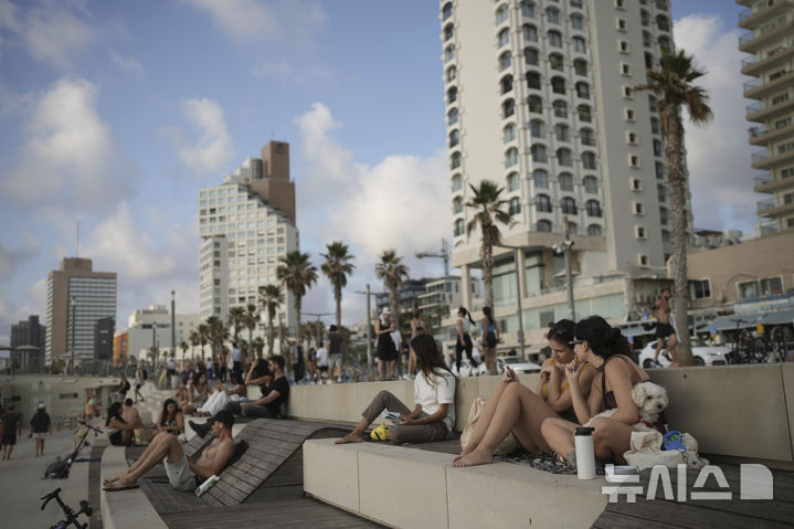 [텔아비브=AP/뉴시스] 24일(현지 시간) 이스라엘과 이란 간의 휴전이 발표된 후 텔아비브 해변을 찾은 시민들이 휴식하고 있다. 2025.06.25.