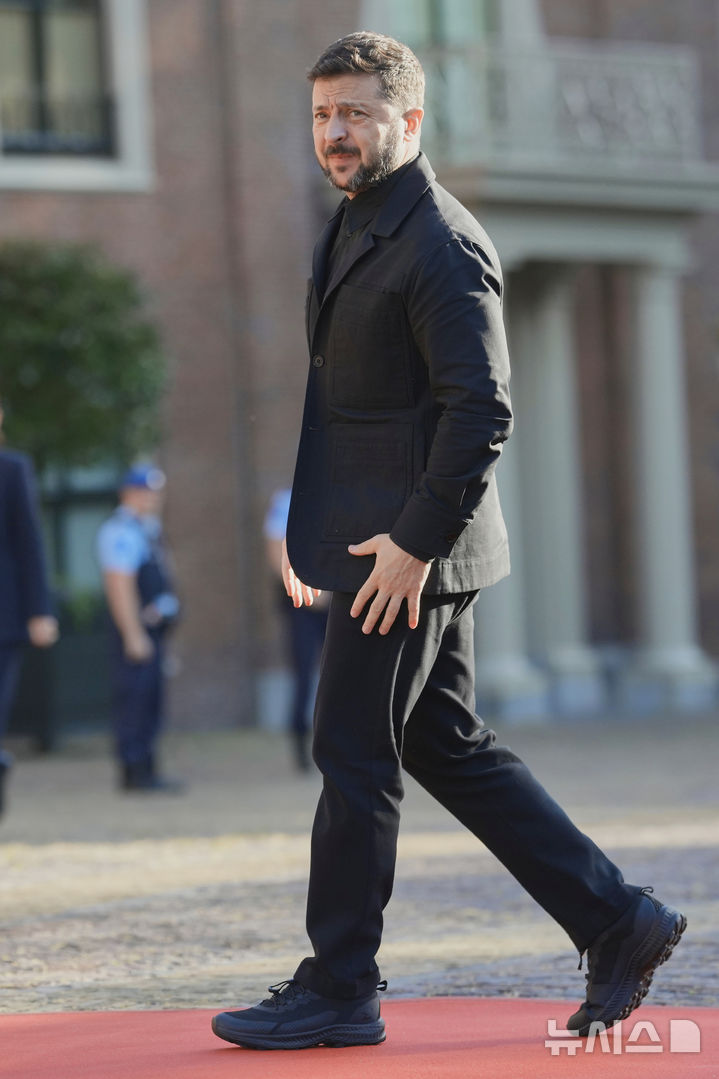 [헤이그=AP/뉴시스] 볼로디미르 젤렌스키 우크라이나 대통령이 24일(현지 시간) 네덜란드 헤이그의 하우스텐보스궁에서 열리는 북대서양조약기구(나토) 정상회의 공식 만찬장으로 향하고 있다. 2025.06.26.