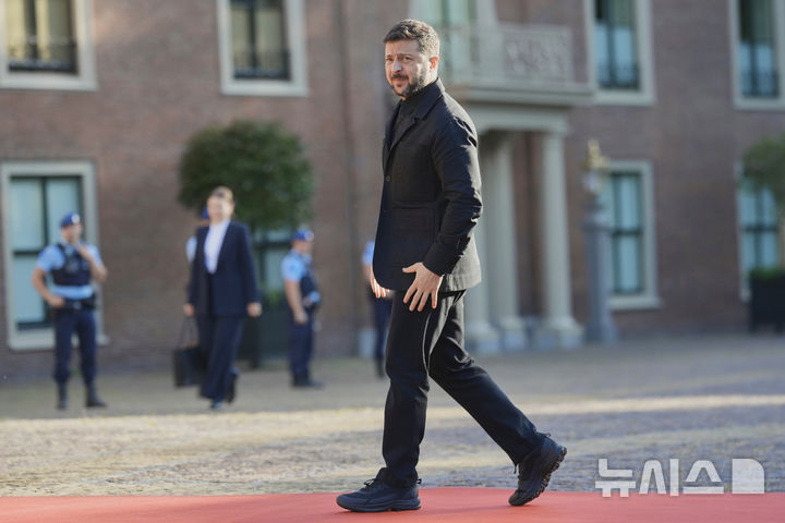 [헤이그=AP/뉴시스] 볼로디미르 젤렌스키 우크라이나 대통령이 24일(현지 시간) 네덜란드 헤이그의 하우스텐보스궁에서 열리는 북대서양조약기구(나토) 정상회의 공식 만찬장으로 향하고 있다. 2025.06.25.