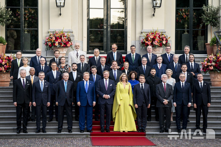 [헤이그=AP/뉴시스] 24일(현지 시간) 네덜란드 헤이그에서 열린 북대서양조약기구(NATO·나토) 정상회의 행사의 일환으로 하우스텐보스 궁전에서 진행된 공식 만찬에 앞서 나토 국가 및 정부 수반들이 단체 사진을 찍고 있다. 2025.06.25. 