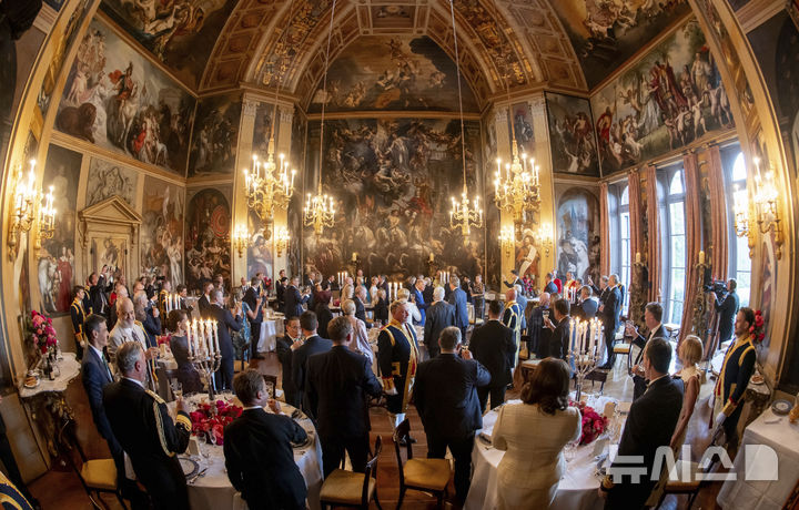 [헤이그=AP/뉴시스] 24일(현지 시간) 네덜란드 헤이그에서 개최된 북대서양조약기구(NATO·나토) 정상회의에 앞서 나토 정상들이 하우스텐보스 궁전에서 열린 만찬에 참석해 있다. 도널드 트럼프 미 대통령이이 이례적으로 나토 회의에 크게 흡족해하는 반응을 보였다. 2025.06.26. 