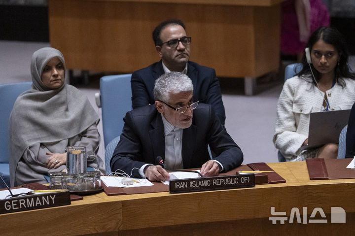 [유엔본부=AP/뉴시스] 이란 시위 사태와 대량학살을 막기 위한 1월 15일의 유엔안전보장 이사회에서 마이크 월츠 미 유엔대사는 미국의 공격 가능성을 언급하며 이란 대표를 압박했다.&nbsp; 사진은 지난해 6월 안보리에서 이란의 아미르 사에이드 이라바니 유엔대사가 발언하는 장면. 2026. 01. 16. 