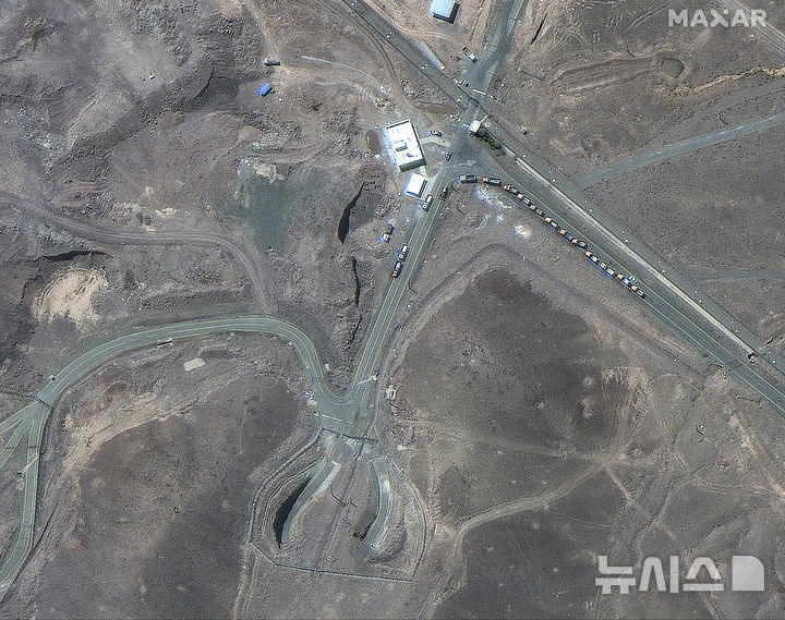 [포르도=AP/뉴시스] 지난 19일(현지 시간) 위성 사진에 이란 포르도 농축 시설 주변에 차량이 줄지어 서 있는 것이 보이고 있다. 2025.06.27.