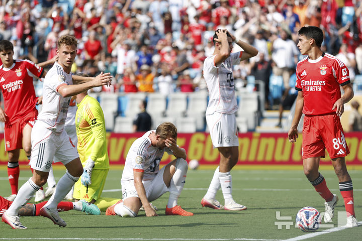 [샬럿=AP/뉴시스] 바이에른 뮌헨(독일)의 해리 케인(가운데)이 24일(현지 시간) 미 노스캐롤라이나주 샬럿의 뱅크 오브 아메리카 스타디움에서 열린 2025 국제축구연맹(FIFA) 클럽 월드컵 조별리그 C조 3차전 벤피카(포르투갈)와 경기 중 기회를 놓치고 아쉬워하고 있다. 벤피카가 뮌헨에 1-0 승리를 거두고 2승 1무로 조 1위를 기록하며 16강에, 뮌헨은 2승 1패, 조 2위로 16강에 올랐다. 2025.06.25.