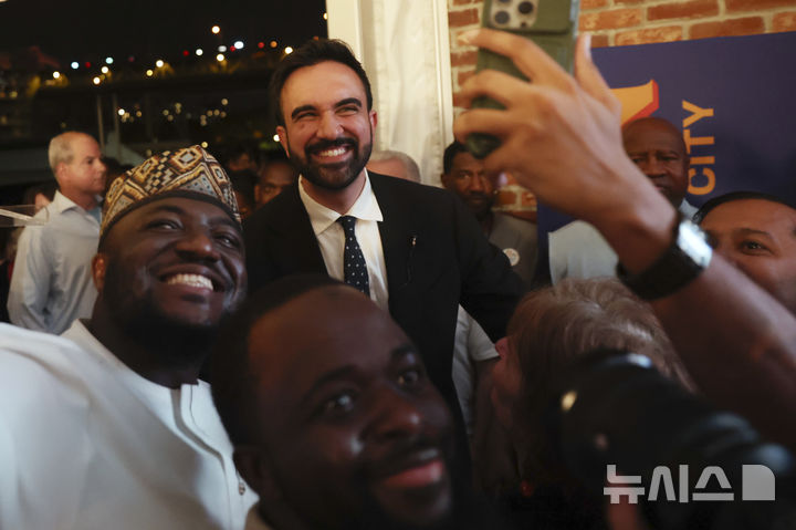 [뉴욕=AP/뉴시스] 조란 맘다니가 지난 6월 25일(현지 시간) 지지자들과 사진을 찍고 있다. 2025.11.04.