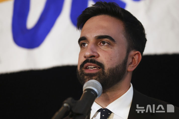 [뉴욕=AP/뉴시스] 24일(현지 시간) 실시된 뉴욕시장 후보 선출을 위한 민주당 예비선거(프라이머리)에서 승리한 조란 맘다니 뉴욕주 의원(33)이 지지자들이 모인 가운데 연설하고 있다. 2025.06.25.