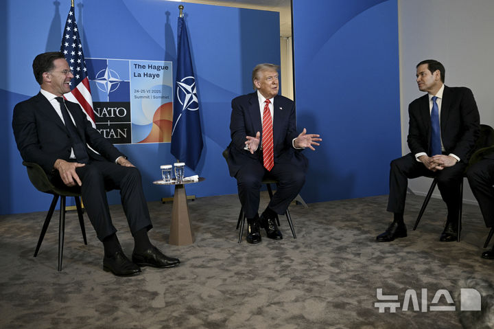 [AP/뉴시스] 트럼프 미 대통령이 25일 나토 본 정상회의 전에 마르크 뤼터 나 사무총장(왼쪽)과 양자 회동을 하고 있다. 마코 루비오 미 국무장관이 배석했다.