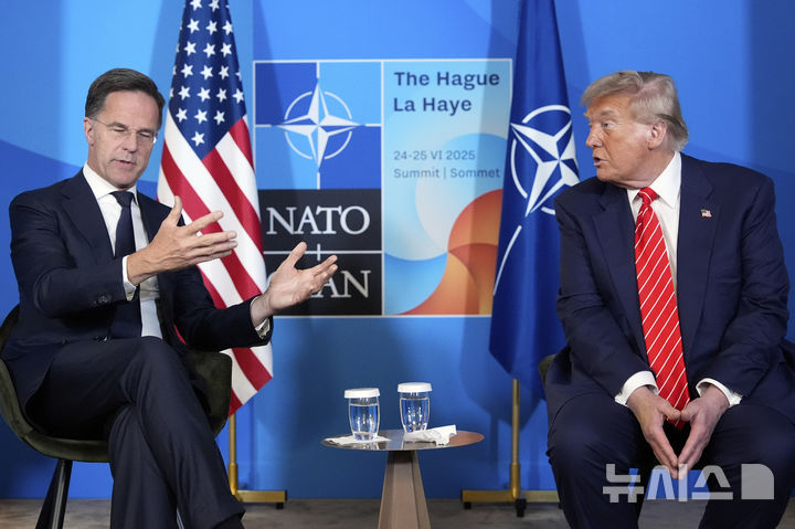 [AP/뉴시스] 25일 트럼프 대통령과 마크 뤼터 나토 사무총장 회동