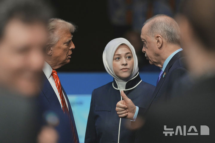 [헤이그=AP/뉴시스] 도널드 트럼프 미국 대통령(왼쪽)과 레제프 타이이프 에르도안 튀르키예 대통령이 25일(현지 시간) 네덜란드 헤이그에서 열린 나토(NATO) 정상회의 전체회의에서 대화하고 있다. 2025.06.27.