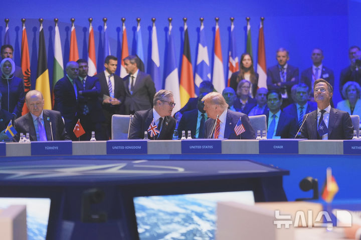 [AP/뉴시스] 미국의 도널드 트럼프 대통령이 25일 헤이그 나토 정상회의 총회 개회무렵 옆의 키어 스타머 영국총리와 말하고 있다. 튀르키예의 에르도안 대통령과 뤼터 나토 사무총장이 옆에 보인며 뒤쪽에 미국의 루비오 국무장관, 헤그세스 국방장관 및 수지 와일스 비서실장이 보인다.