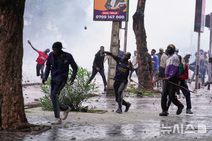 <font style="vertical-align: inherit;"><font style="vertical-align: inherit;">[나이로비=AP/뉴시스] 25일(현지 시간) 케냐 나이로비에서 대규모 반정부 시위가 열리고 있다. 2025.06.26.</font></font>