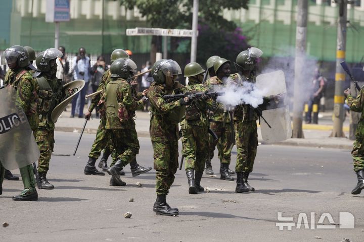 <font style="vertical-align: inherit;"><font style="vertical-align: inherit;">[나이로비=AP/뉴시스] 25일(현지 시간) 케냐 나이로비에서 열린 대규모 반정부 시위에서 경찰이 시위대를 향해 최루탄을 발사하고 있다. 2025.06.26.</font></font>