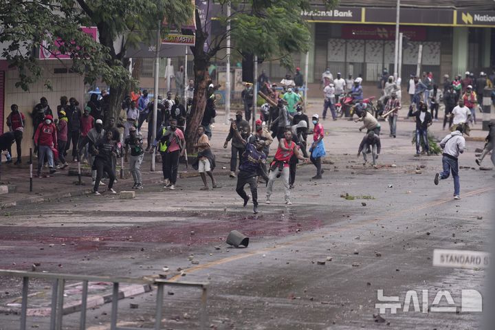 <font style="vertical-align: inherit;"><font style="vertical-align: inherit;">[나이로비=AP/뉴시스] 25일(현지 시간) 케냐 나이로비에서 대규모 반정부 시위가 열리고 있다. 2025.06.26.</font></font>