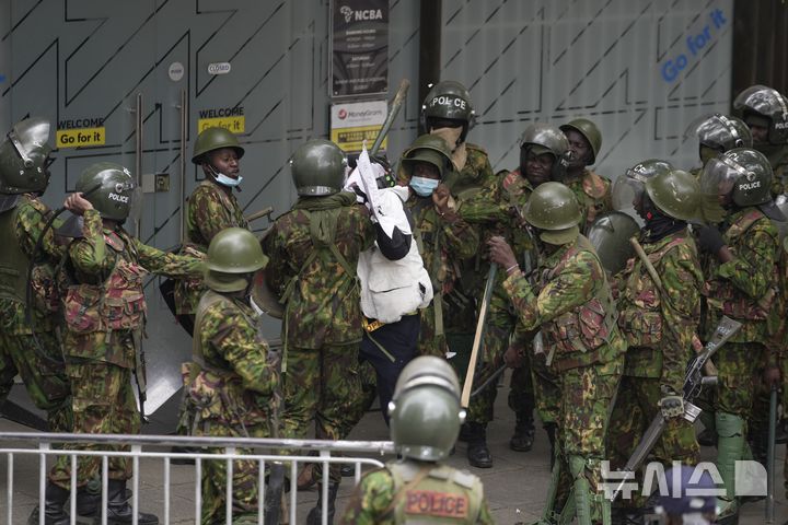 <font style="vertical-align: inherit;"><font style="vertical-align: inherit;">[나이로비=AP/뉴시스] 25일(현지 시간) 케냐 나이로비에서 열린 대규모 반정부 시위에서 경찰이 시위자를 포위하고 있다. 2025.06.26.</font></font>