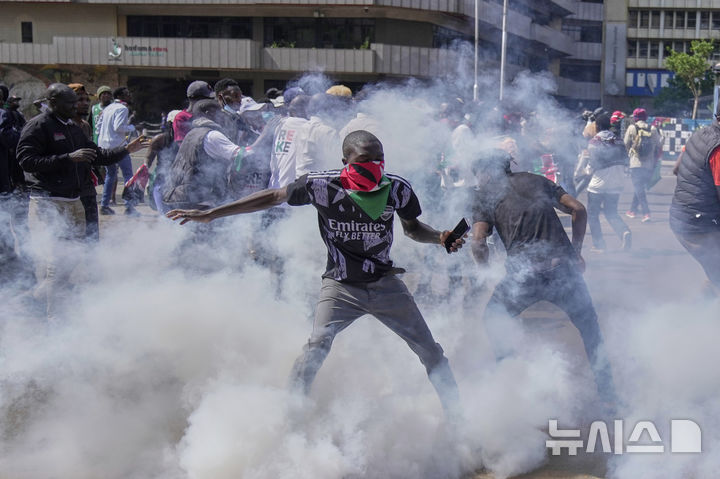 [AP/뉴시스] 25일 케냐 수도 나이로비에서 세금항쟁 1주년을 맞아 시위대가 경찰과 맞서고 있다