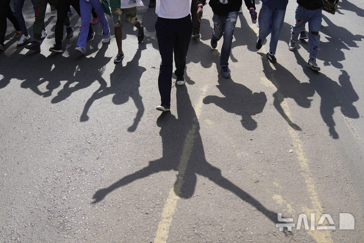 <font style="vertical-align: inherit;"><font style="vertical-align: inherit;">[나이로비=AP/뉴시스] 25일(현지 시간) 케냐 나이로비에서 열린 대규모 반정부 시위에서 경찰이 최루탄을 발사하자 시위대가 손을 들어 올리고 있다. 2025.06.26.</font></font>