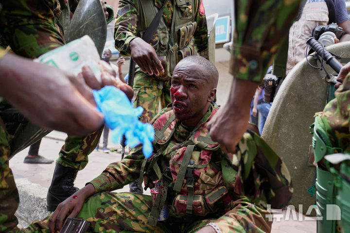 <font style="vertical-align: inherit;"><font style="vertical-align: inherit;">[나이로비=AP/뉴시스] 25일(현지 시간) 케냐 나이로비에서 열린 대규모 반정부 시위에서 부상을 입은 경찰이 치료를 받고 있다. 2025.06.26.</font></font>