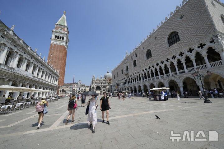 <font style="vertical-align: inherit;"><font style="vertical-align: inherit;">[베니스=AP/뉴시스] 지난 25일(현지 시간) 이탈리아 베니스 산 마르코 광장에서 관광객들이 이동하고 있다. 아마존 창립자 제프 베이조스가 약혼녀 로렌 산체스와 26일부터 28일까지 베니스에서 초호화 결혼식을 할 예정이었으나 현지 시민들의 거센 반발에 장소를 변경했다. 2025.06.26.</font></font>