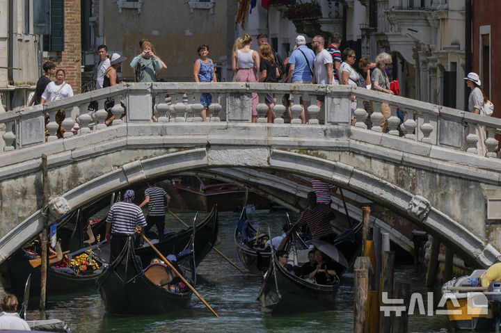 <font style="vertical-align: inherit;"><font style="vertical-align: inherit;">[베니스=AP/뉴시스] 지난 25일(현지 시간) 이탈리아 베니스 운하에 관광객이 모여 있다. 아마존 창립자 제프 베이조스가 약혼녀 로렌 산체스와 26일부터 28일까지 베니스에서 초호화 결혼식을 할 예정이었으나 현지 시민들의 거센 반발에 장소를 변경했다. 2025.06.26.</font></font>