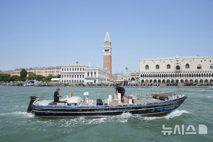 <font style="vertical-align: inherit;"><font style="vertical-align: inherit;">[베니스=AP/뉴시스] 지난 25일(현지 시간) 이탈리아 베니스 산 마르코 광장 앞에 곤돌라가 운행되고 있다. 아마존 창립자 제프 베이조스가 약혼녀 로렌 산체스와 26일부터 28일까지 베니스에서 초호화 결혼식을 할 예정이었으나 현지 시민들의 거센 반발에 장소를 변경했다. 2025.06.26.</font></font>