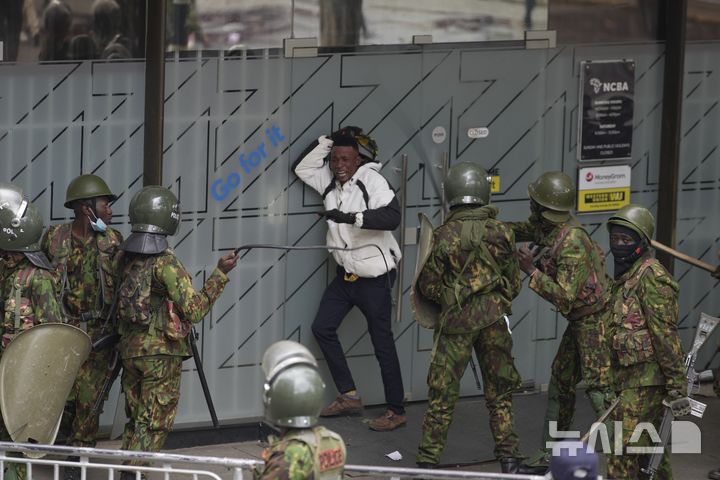 [나이로비=AP/뉴시스] 25일(현지 시간) 케냐 나이로비에서 열린 대규모 반정부 시위에서 경찰이 시위자를 포위하고 있다. 2025.06.26.