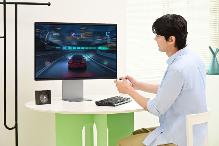 [서울=뉴시스]삼성전자 모델이 최대 165Hz 주사율과 0.03ms 응답속도를 지원하는 2025년형 삼성 스마트모니터 M9으로 게임을 즐기고 있다. (사진=삼성전자 제공) photo@newsis.com *재판매 및 DB 금지