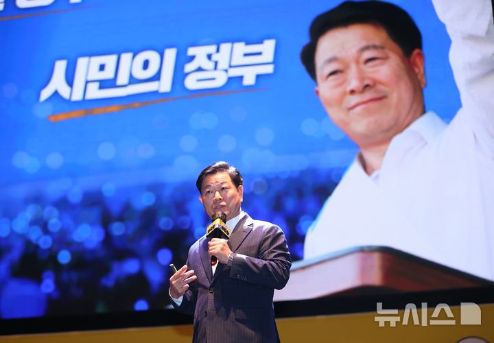 [광명=뉴시스]박승원 광명시장이 24일 광명극장에서 열린 제6회 자치분권 포럼 '자치분권 아리랑'에서 발표하고 있다.(사진=광명시 제공)2025.06.25.photo@newsis.com