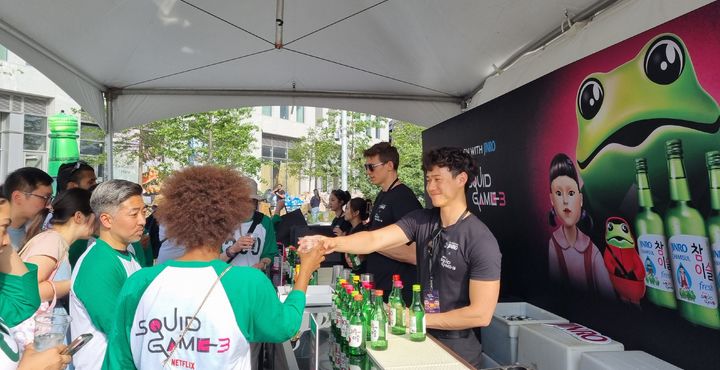 [서울=뉴시스] 하이트진로가 지난 20일 미국 뉴욕에서 열린 '오징어게임 시즌3 뉴욕팬' 이벤트에 단독 브랜드 파트너로 참여했다.(사진=하이트진로 제공) *재판매 및 DB 금지